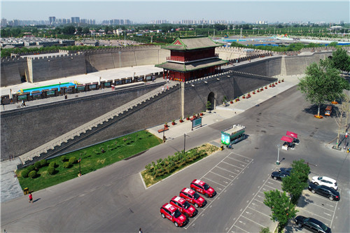 ”沿習(xí)之路“采訪車隊(duì)在正定縣古城南門下的免費(fèi)停車場(chǎng)。-河寧 攝(無(wú)人機(jī)航拍)_副本.jpg