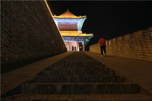 為了保護(hù)文物，消減火災(zāi)隱患，正定縣的旅游點(diǎn)，參觀者必須接受禁帶火種檢查。-河寧 攝.jpg